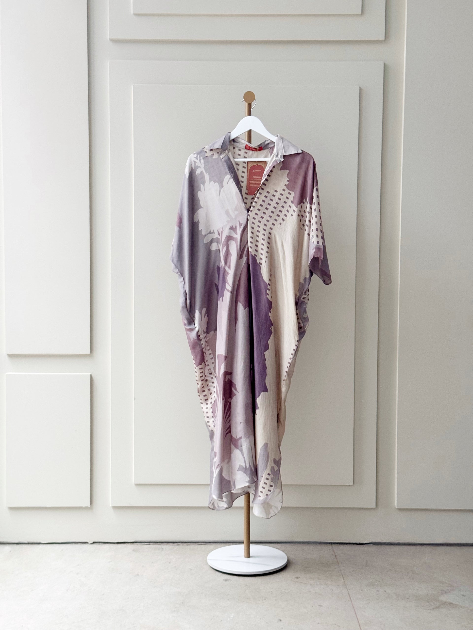 Collared Kaftan in Greyish-Mauve featuring with Abstract Pattern