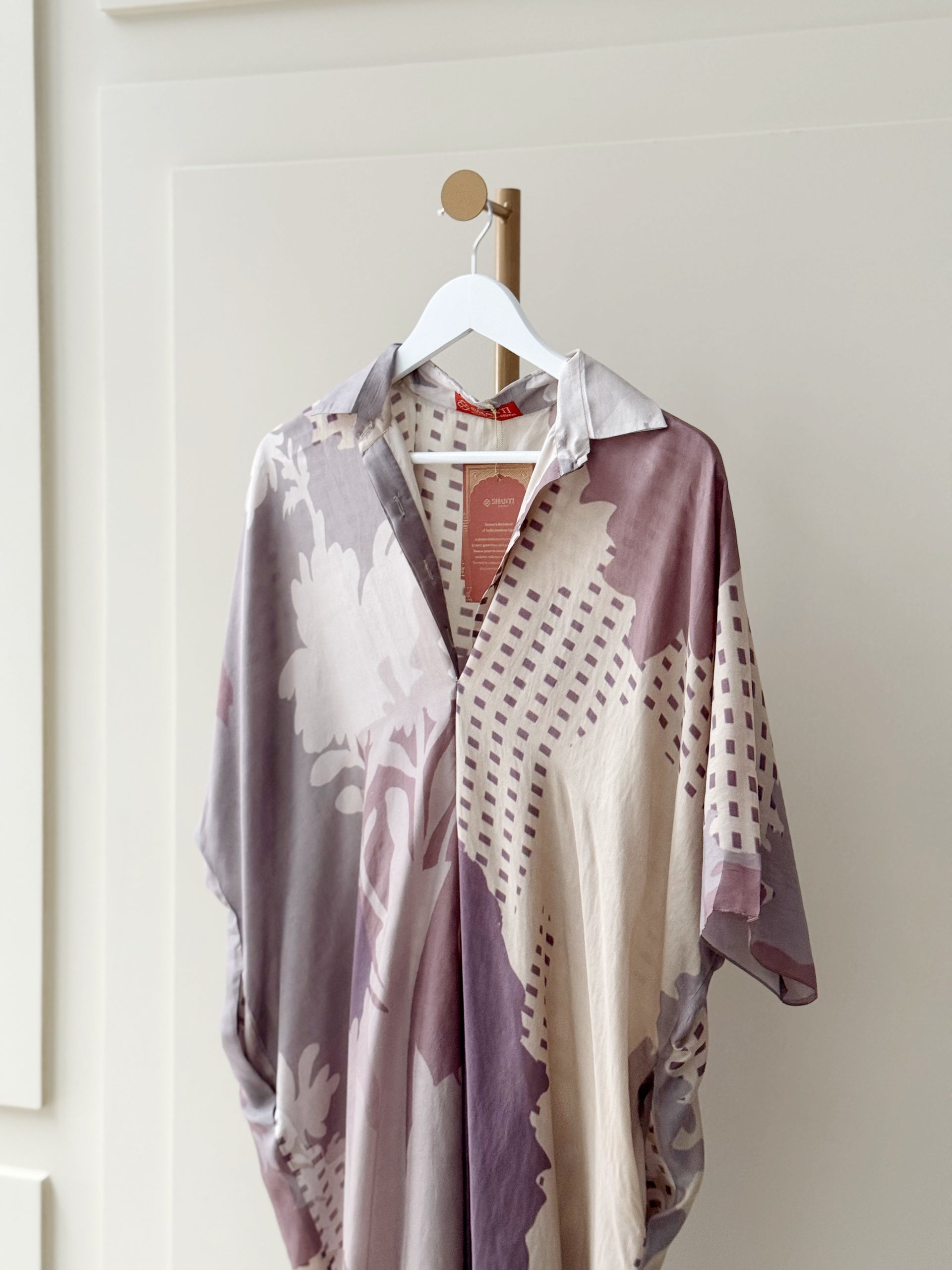 Collared Kaftan in Greyish-Mauve featuring with Abstract Pattern